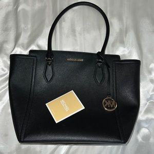 Brand new never used Michael Kors purse.